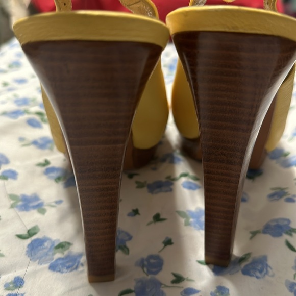 STUART WEITZMAN Yellow Leather Slingback Peep-Toe  Heels - Picture 4 of 8